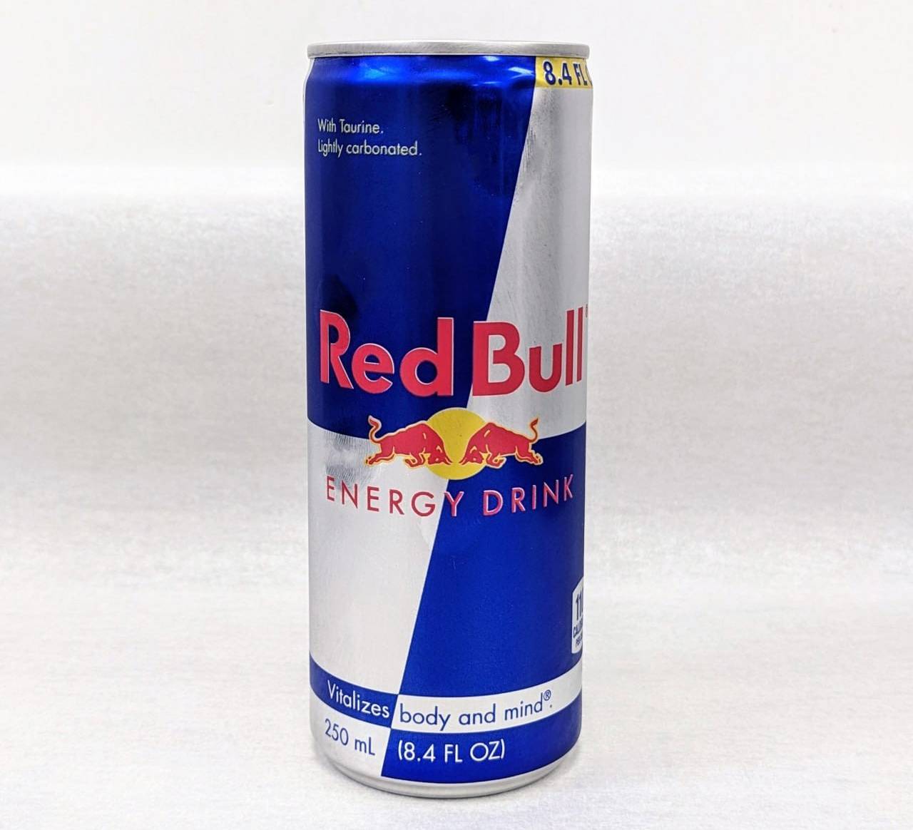 Foto de referência da lata de Red Bull usada como base para o anúncio gerado com IA